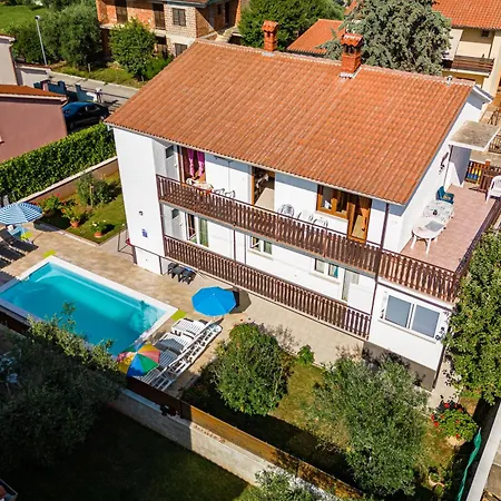 1 With Pool Lejlighed